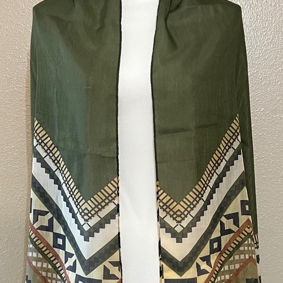 Green Geo Print Scarf Shoulder Wrap 68" x 36" - Picture 1 of 9
